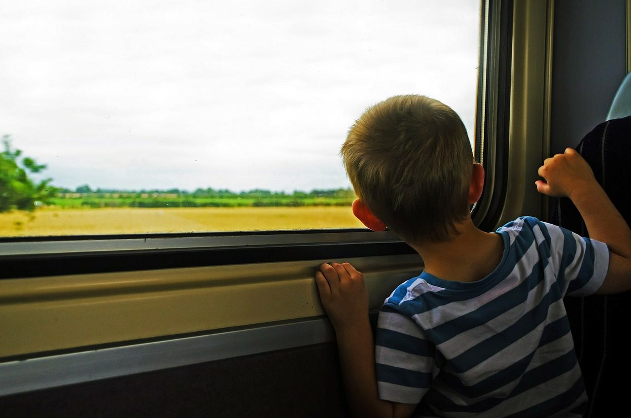 Bimbo di 6 anni solo in treno: “Voglio andare dalla mamma”