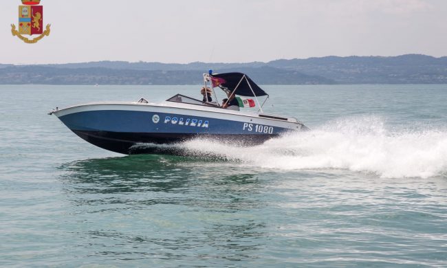Tragedia sul Garda: la barca affonda e due mantovani finiscono in acqua. Uno è annegato