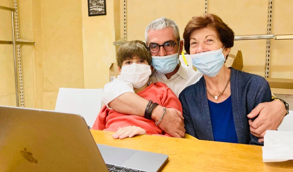 Palazzi attende i risultati definitivi stretto in un abbraccio famigliare