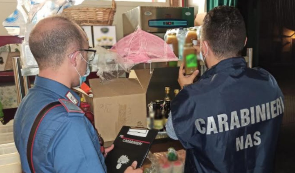 Bancone sporco, stoviglie insudiciate e muffa in cucina: l’amara sorpresa in un bar mantovano