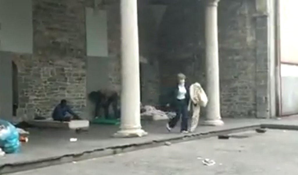 L’assessore strappa le coperte ad un senzatetto: scoppia la polemica VIDEO