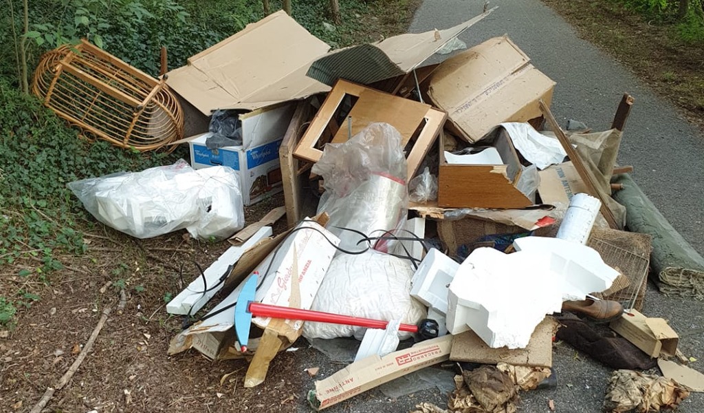 Quando la ciclabile cittadina diventa una discarica a cielo aperto