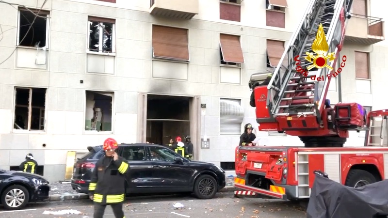 Violenta esplosione, oltre 50 persone coinvolte: un uomo in condizioni disperate FOTO