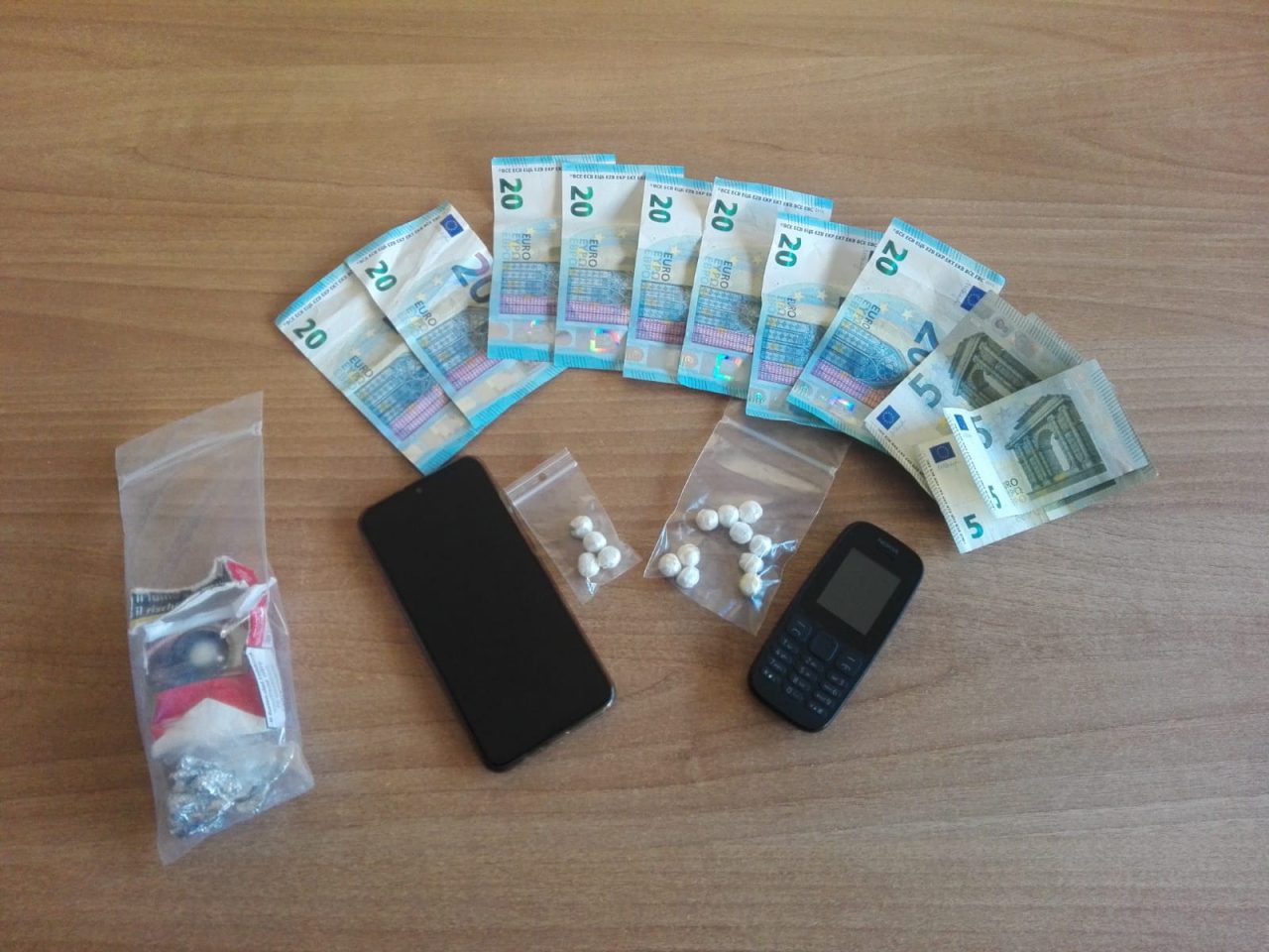 Colto sul fatto mentre vende droga a un tossicodipendente: arrestato
