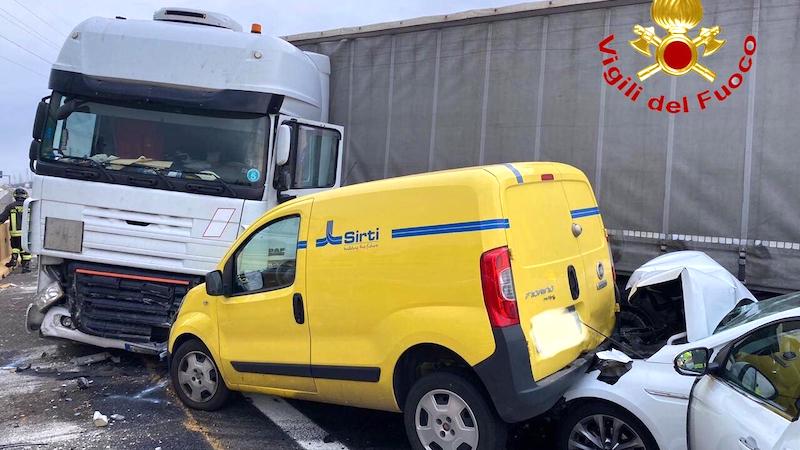 Grave incidente sull’autostrada A4: coinvolto un mezzo pesante FOTO
