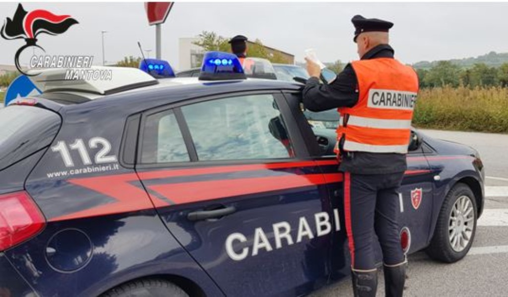 Rubano creme al supermercato, nei guai una 22enne e un 29enne