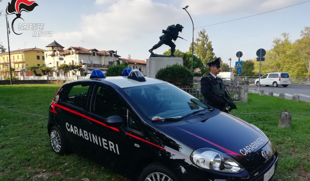 Uno distrae la titolare, l’altra preleva l’incasso: via con oltre 2mila euro