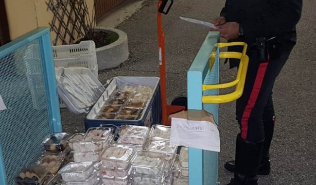 I Carabinieri intervengono per un incidente e scoprono alimenti trasportati in pessime condizioni