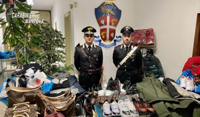 Scoperto il "magazzino del falso" nel Mantovano: trovati più di 500 capi contraffatti VIDEO