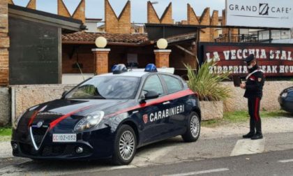 Fingono una festa di compleanno per organizzare una serata danzante a pagamento