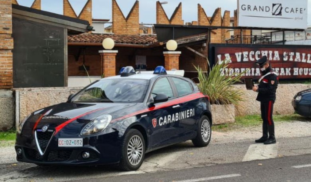 Fingono una festa di compleanno per organizzare una serata danzante a pagamento