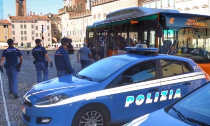 Controlli della Polizia alle fermate dei bus e davanti alle scuole