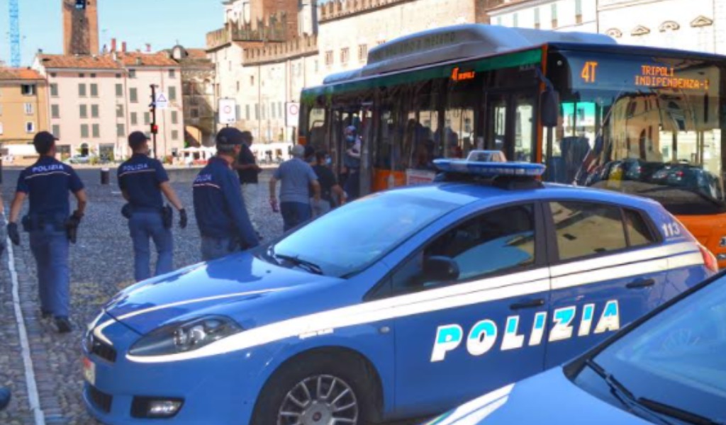 Controlli della Polizia alle fermate dei bus e davanti alle scuole