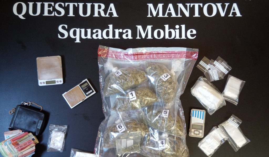 Base di spaccio in casa, 48enne trovato con 600 grammi di marijuana