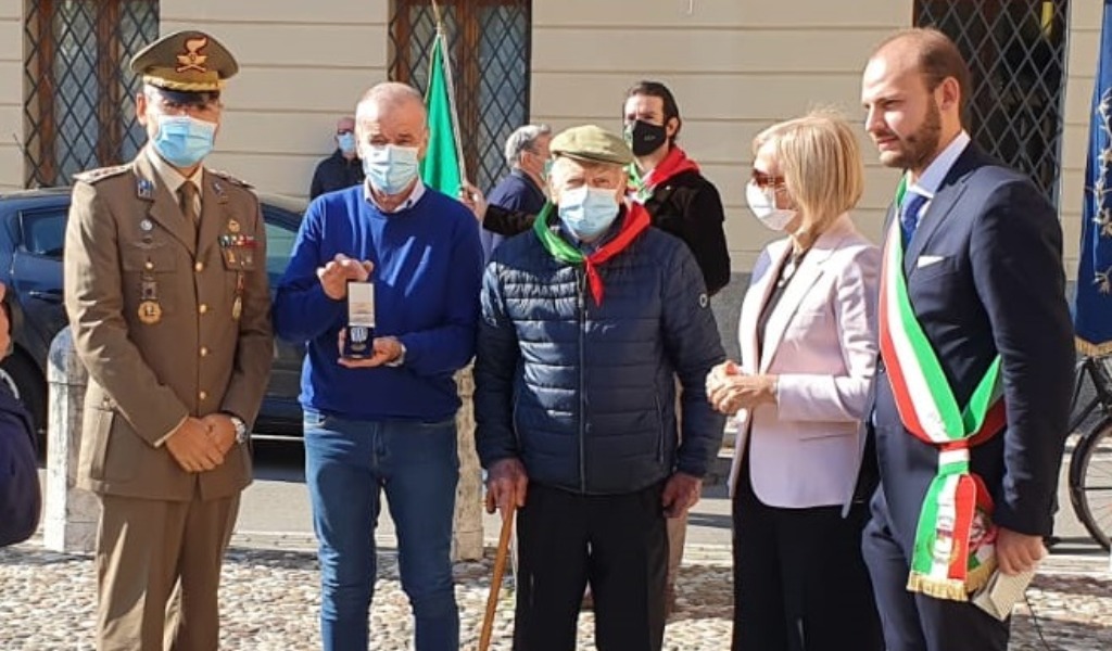 Consegnate le medaglie d’oro a due reduci dei campi di lavoro nazisti