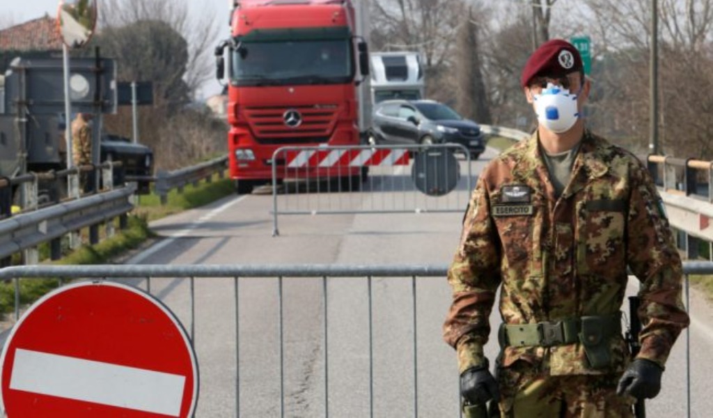 Sindaci contro il nuovo Dpcm: “Scarica su di noi la responsabilità del coprifuoco”. E il testo cambia