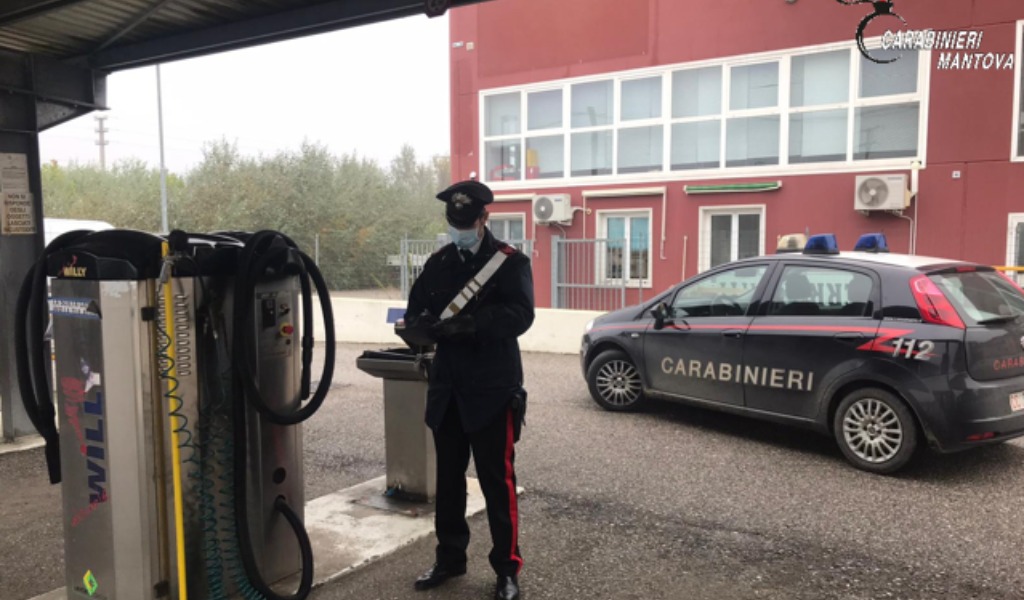 Furto all’autolavaggio: danneggia colonnina cambia monete e scappa con i gettoni