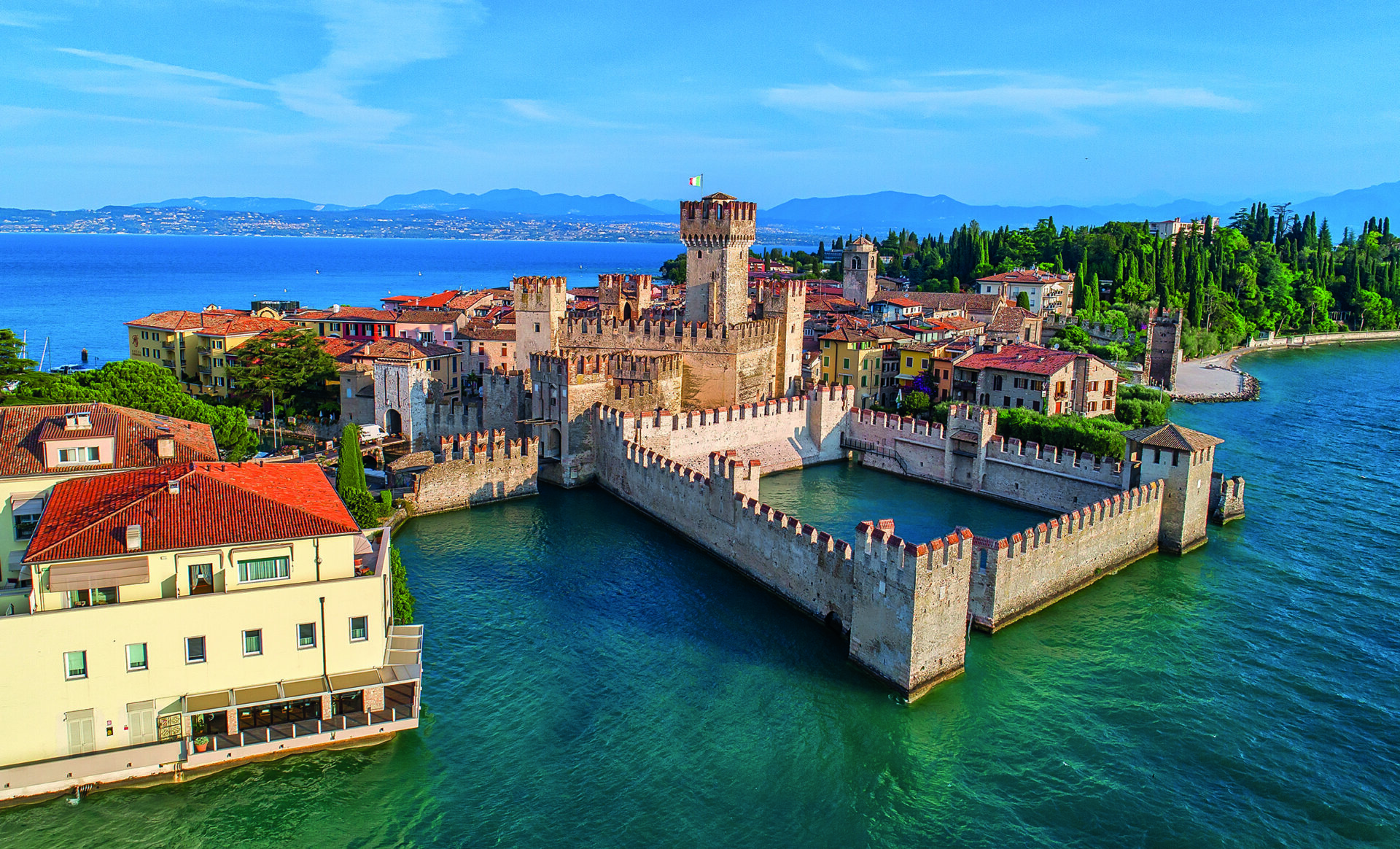 Uno scorcio di Sirmione, rinomata cittadina sul Lago di Garda