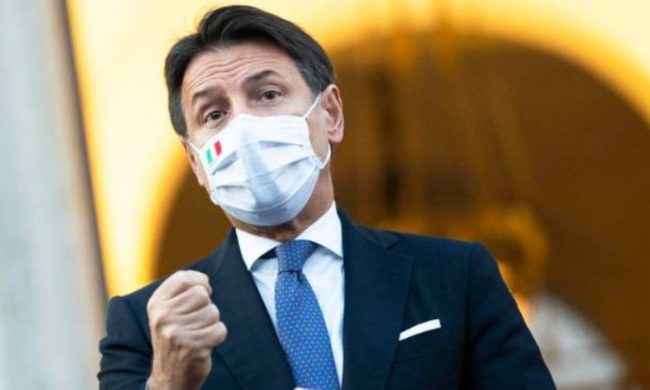 Lombardia è zona rossa: vietato uscire di casa, torna il lockdown (i divieti e cosa resta aperto)