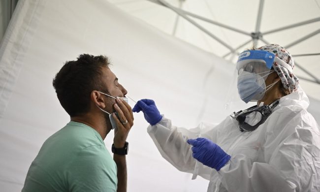Passeggeri in arrivo dalla Cina, le positività scendono al 20%