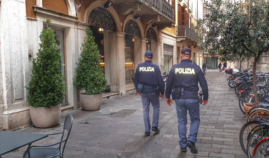 Sotto i fumi dell’alcol insulta i passanti, poi aggredisce e sputa contro i Poliziotti