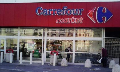 Ruba il pane al supermercato, il direttore gli paga il cibo e non lo denuncia