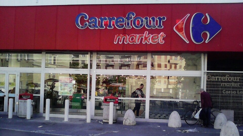 Ruba il pane al supermercato, il direttore gli paga il cibo e non lo denuncia