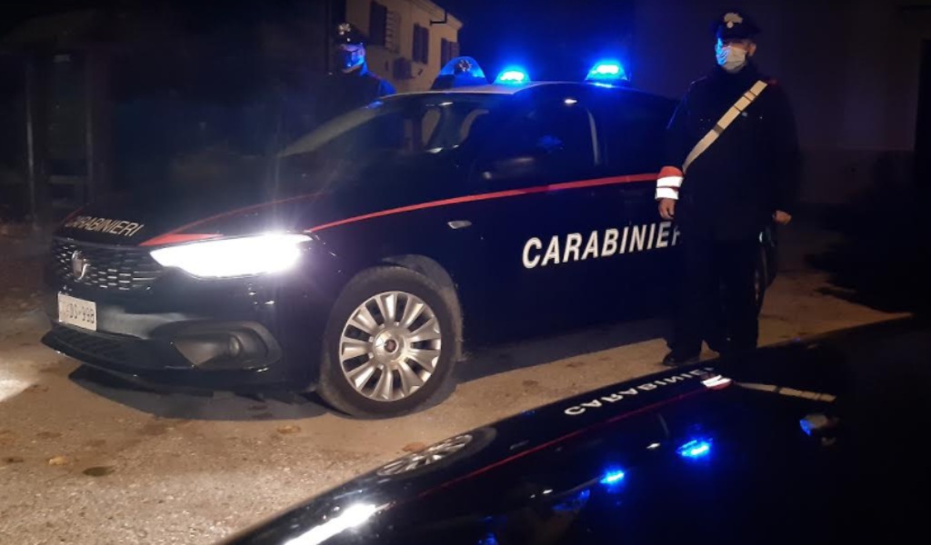 Denuncia il furto della cassaforte, i Carabinieri la ritrovano piena di fucili e munizioni e scatta la denuncia