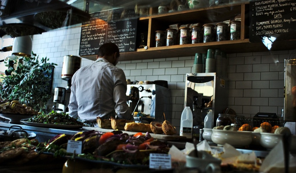 Barista con la mascherina abbassata: chiusura e multa