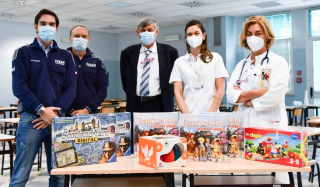 Iveco dona giochi ai bambini di pediatria del Carlo Poma