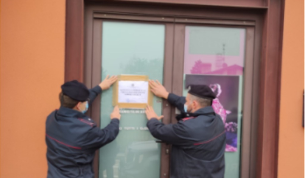 Centro massaggi aperto nonostante il Dpcm e senza neppure i dispositivi di protezione