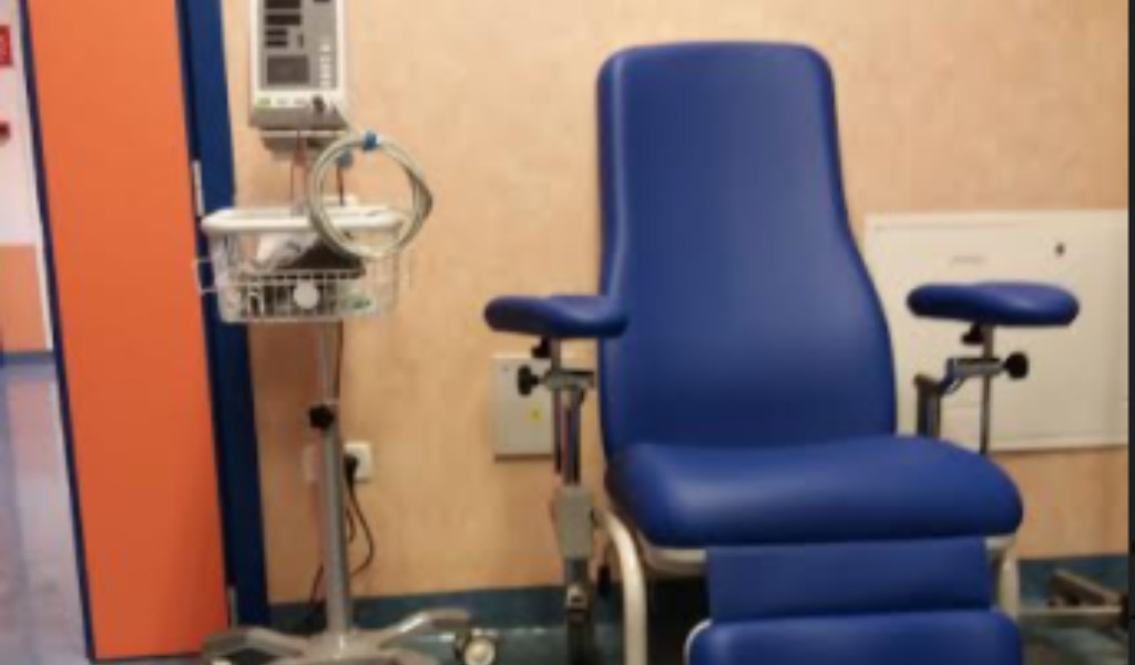 Due nuove poltrone per prelievi al Poma donate dall’associazione “Amico Rene”