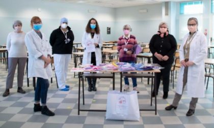 L’associazione Mani di mamma dona kit artigianali ai prematuri di neonatologia