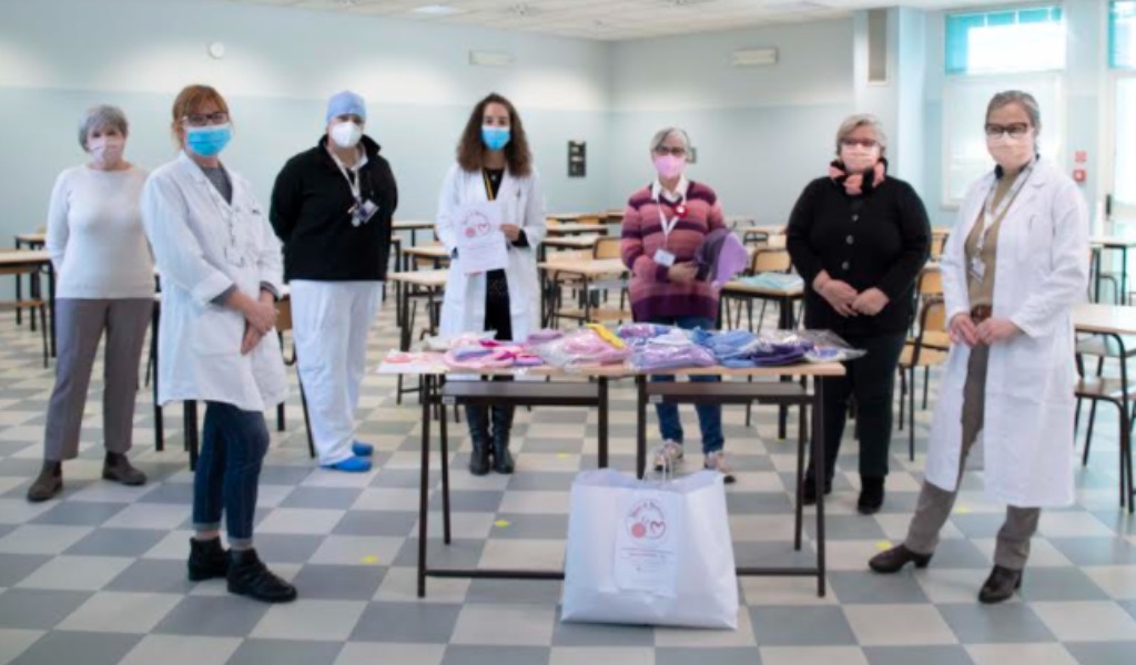 L’associazione Mani di mamma dona kit artigianali ai prematuri di neonatologia