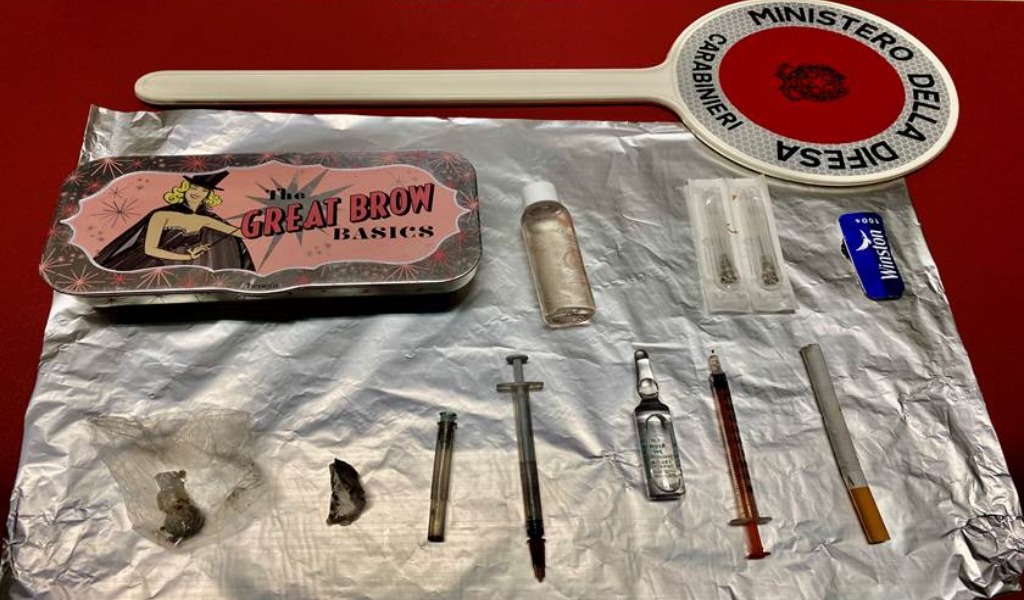 “Banchetto dello sballo” nel parcheggio della stazione ferroviaria di Asola a base di eroina