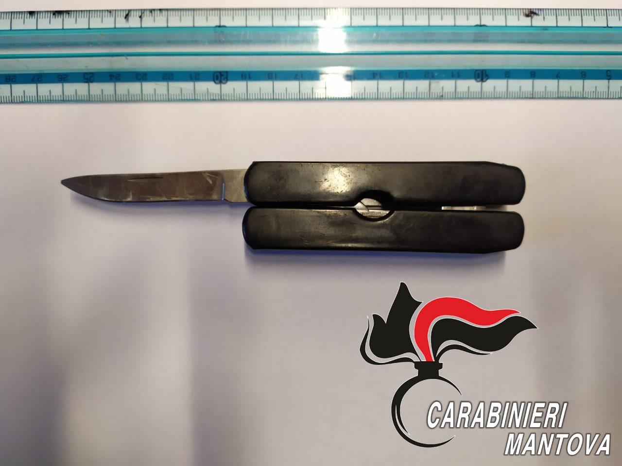 Giovane ragazza a spasso con un coltello super accessoriato nascosto nel bracciolo dell’auto