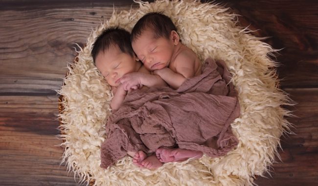 La doppia conquista di una mamma: partorisce due gemelli dopo aver rimosso un tumore alle ovaie