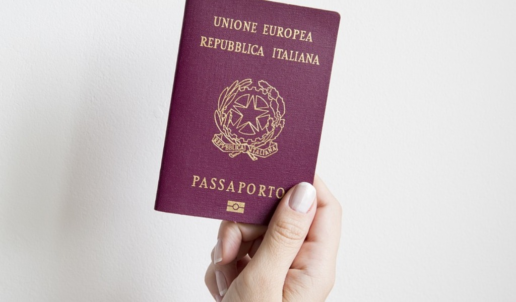 Si finge avvocatessa e le promette la cittadinanza italiana, ma era una truffa