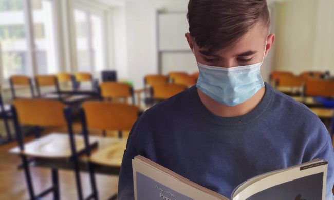 In zona rossa verso scuole chiuse fino al 7 gennaio. Sperano invece negozi, bar e ristoranti