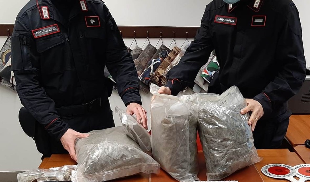 Padre e figlio trovati in possesso di quasi 4 chili di marijuana VIDEO