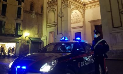 Al culmine di una lite prende un coltello da cucina e ferisce il marito