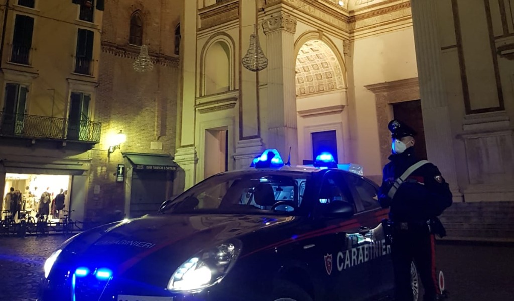 Al culmine di una lite prende un coltello da cucina e ferisce il marito