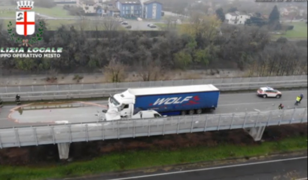 Il tir sbanda e schiaccia un furgone contro il guardrail: 25enne perde la vita