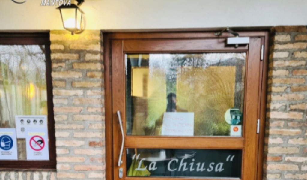 Ristorante chiuso per 5 giorni: il titolare aveva aperto servendo ai tavoli come se nulla fosse