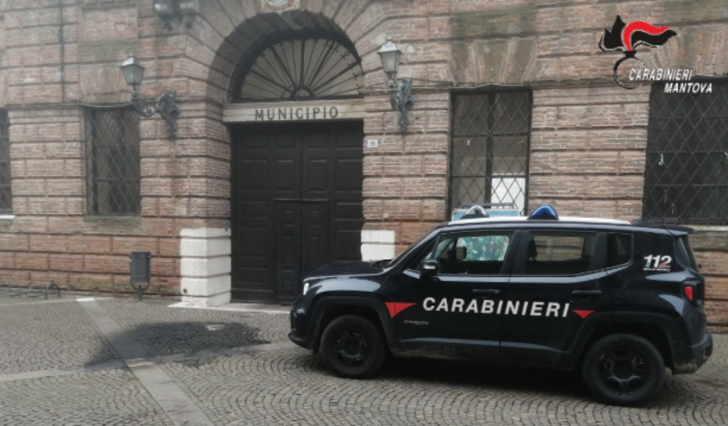 Perde il lavoro e tenta di darsi alle fiamme davanti al Comune 