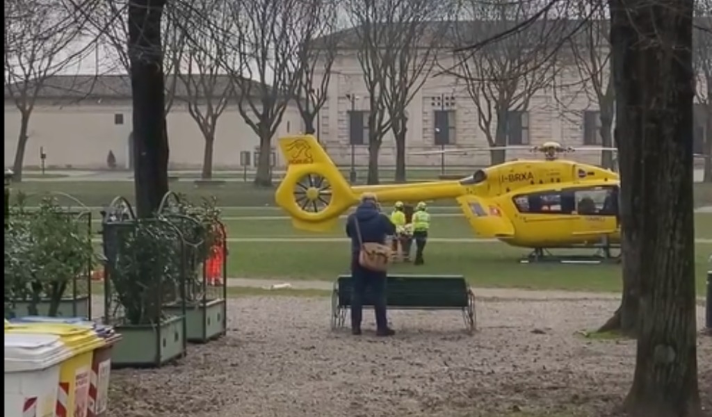 16enne in motorino si schianta contro un camion: trasportato in ospedale in gravi condizioni