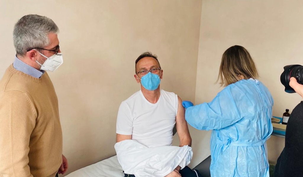 V-Day a Mantova, botta e risposta tra Palazzi e Rossi per la “spettacolarizzazione della vaccinazione”