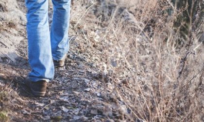 Litiga con la moglie e percorre 450 chilometri a piedi