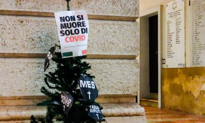 “Non si muore solo di Covid”: Alberi di Natale e cartelli davanti ai Comuni di tutta Italia (anche a Mantova)