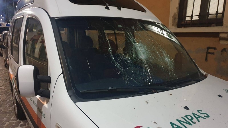 Preso il vandalo che ha spaccò il parabrezza dell’ambulanza della Croce Verde